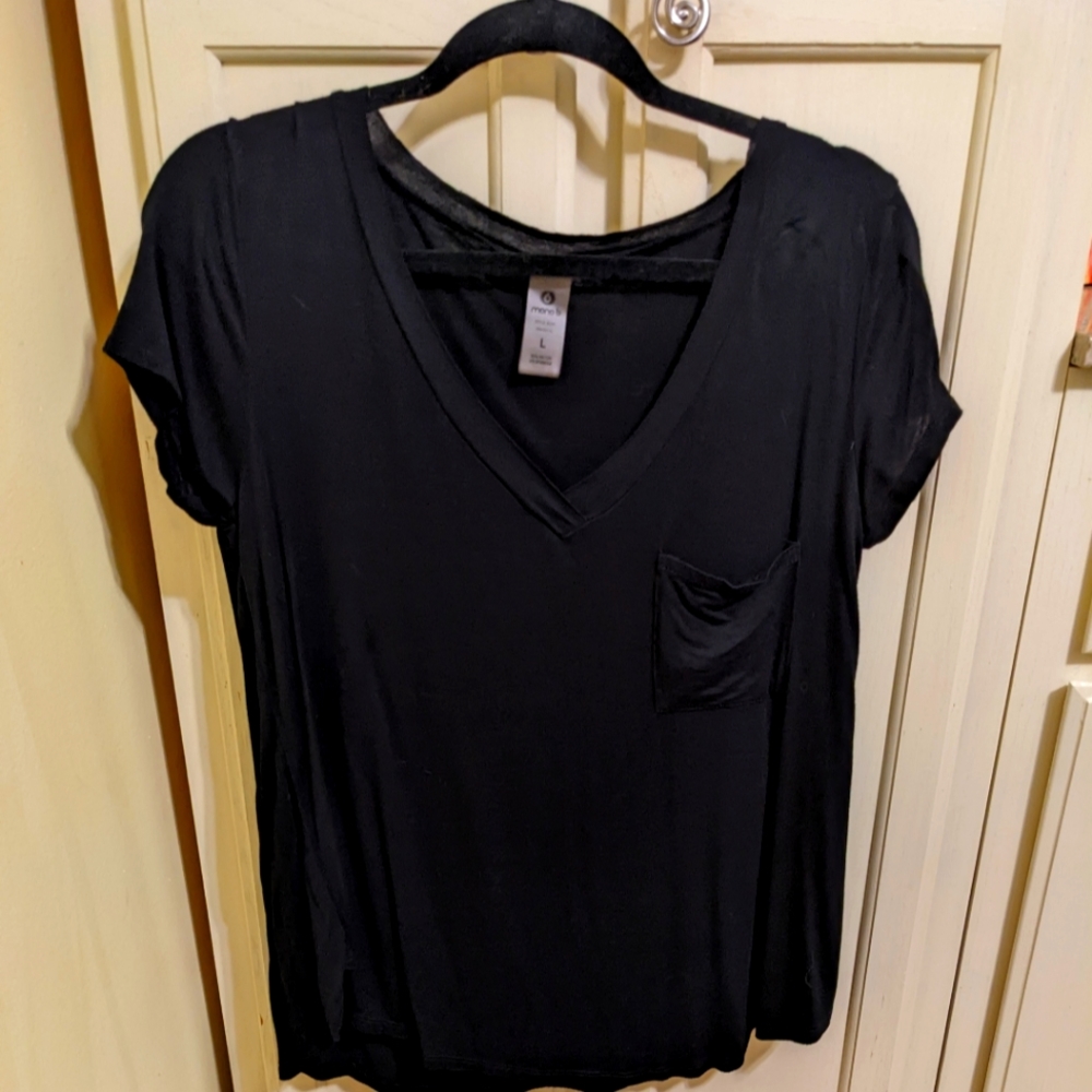 Gently Pre-loved MonoB basic v neck with pocket tee 🖤